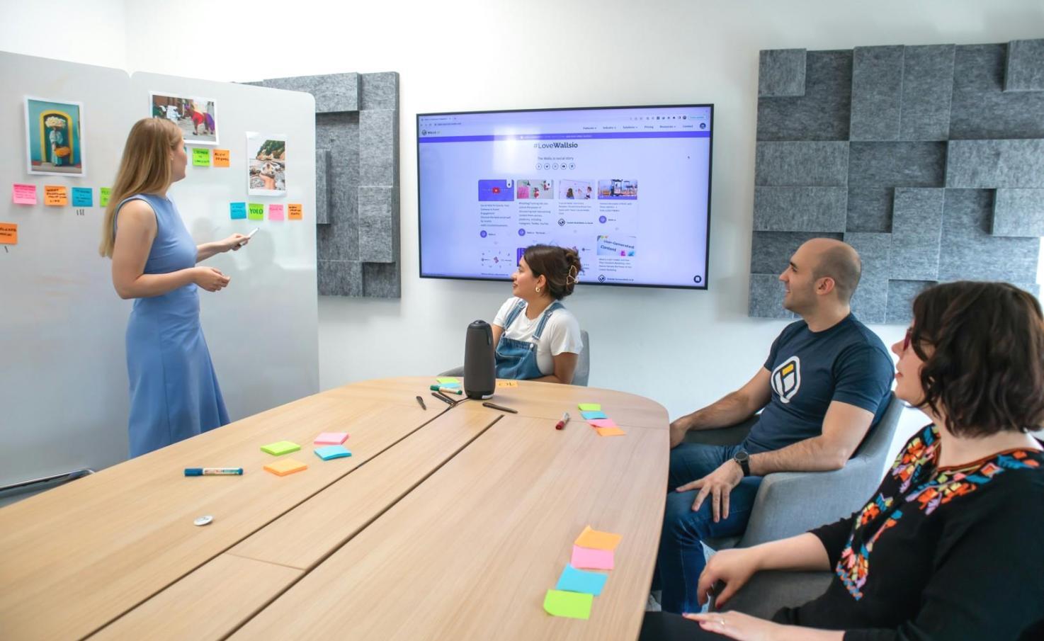 Equipo de dexalumontra trabajando en análisis financiero